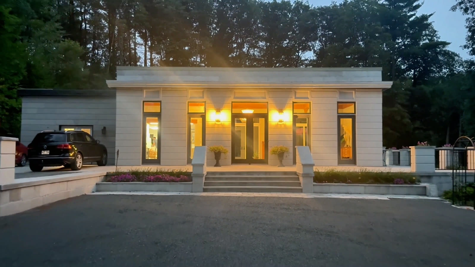 Maison Thermobloc, façade extérieure en soirée
